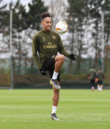 Người hâm mộ gửi thông điệp đến Pierre- Emerick Aubameyang. - Bóng Đá
