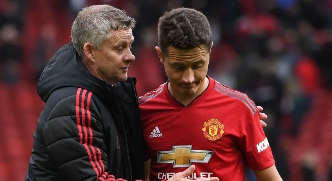 Herrera che kín mặt khi đến sân tập MU - Bóng Đá