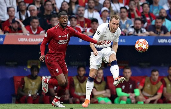 CĐV Tottenham ném đá Eriksen - Bóng Đá