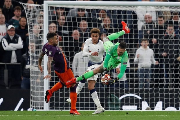 Fan City đòi sút Otamendi - Bóng Đá