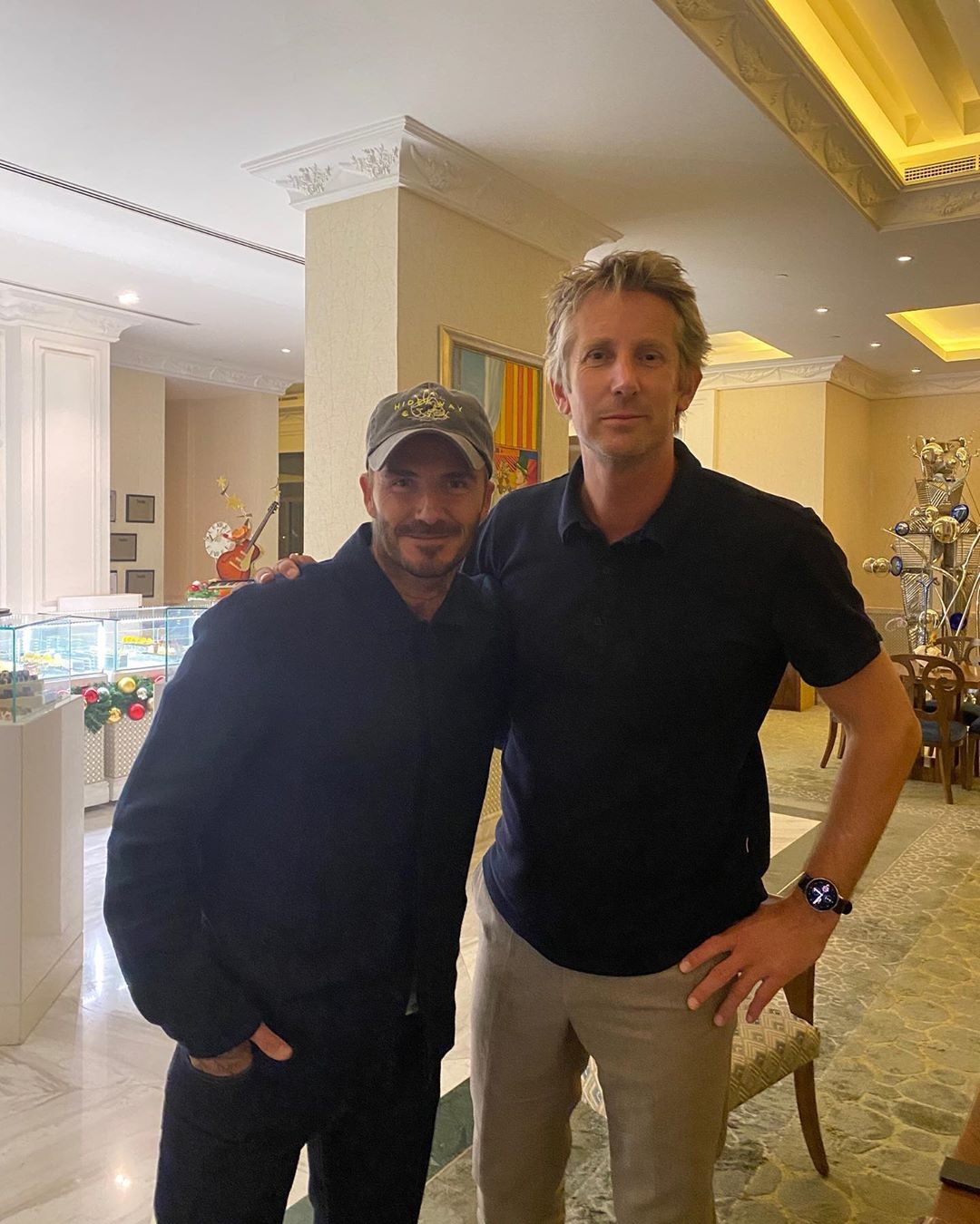 Van der Sar 49 tuổi vừa nghe điện thoại vừa tâng bóng điệu nghệ - Bóng Đá