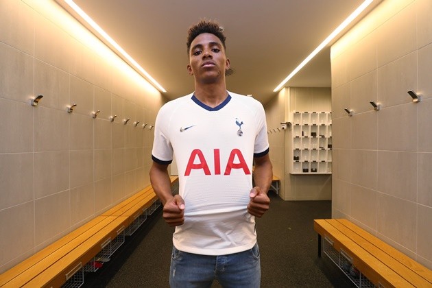 Ảnh Fernandes ký hợp đồng Tottenham - Bóng Đá