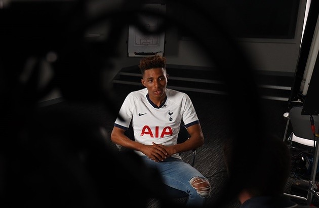 Ảnh Fernandes ký hợp đồng Tottenham - Bóng Đá