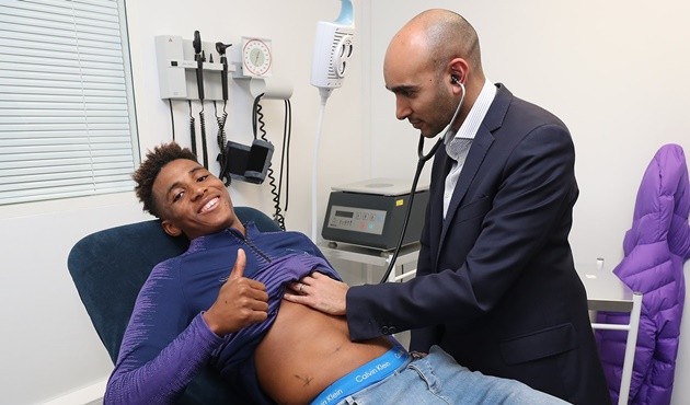 Ảnh Fernandes ký hợp đồng Tottenham - Bóng Đá