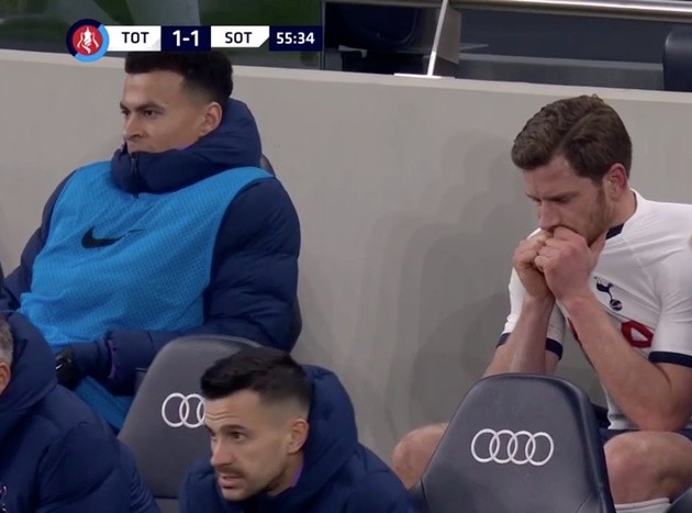 Jan Vertonghen was NOT happy when Jose Mourinho took him off after 54 minutes tonight - Bóng Đá