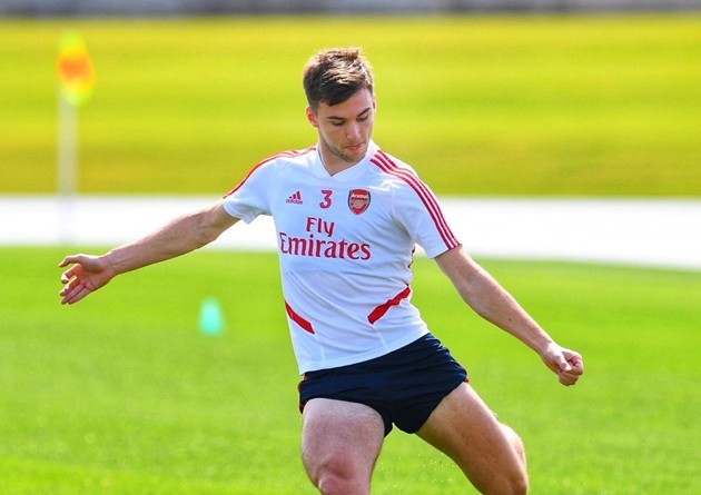 Pablo Mari gets first Arsenal assist by lifting up 5ft 5in Torreira as Tierney returns to full training in Dubai - Bóng Đá