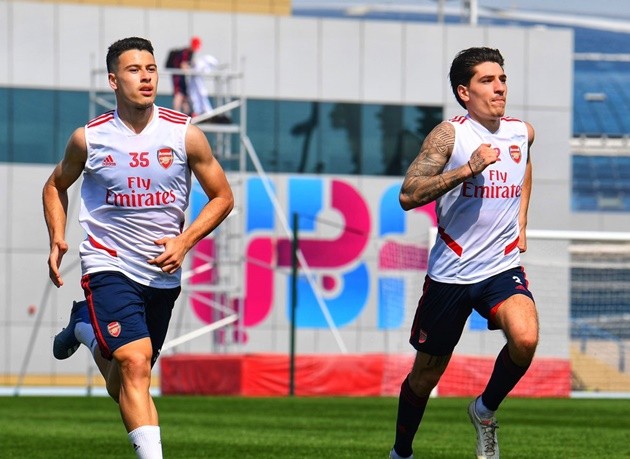 Pablo Mari gets first Arsenal assist by lifting up 5ft 5in Torreira as Tierney returns to full training in Dubai - Bóng Đá