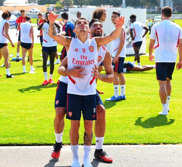 Pablo Mari gets first Arsenal assist by lifting up 5ft 5in Torreira as Tierney returns to full training in Dubai - Bóng Đá