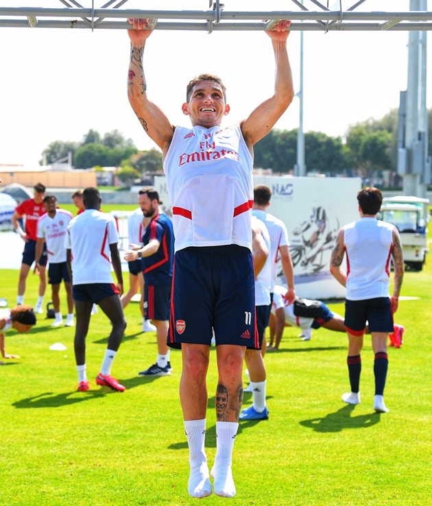 Pablo Mari gets first Arsenal assist by lifting up 5ft 5in Torreira as Tierney returns to full training in Dubai - Bóng Đá