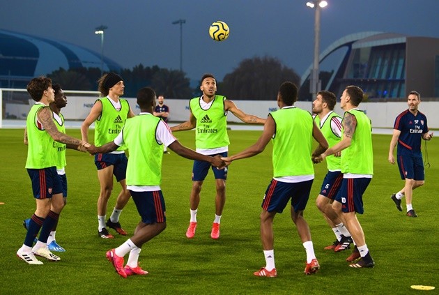 Pablo Mari gets first Arsenal assist by lifting up 5ft 5in Torreira as Tierney returns to full training in Dubai - Bóng Đá