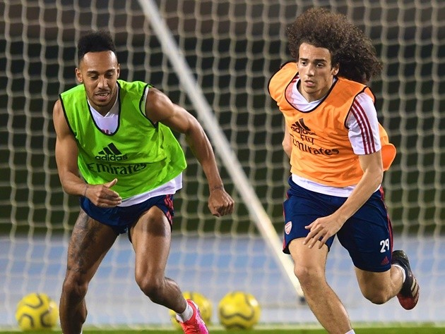 Pablo Mari gets first Arsenal assist by lifting up 5ft 5in Torreira as Tierney returns to full training in Dubai - Bóng Đá