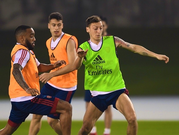 Pablo Mari gets first Arsenal assist by lifting up 5ft 5in Torreira as Tierney returns to full training in Dubai - Bóng Đá