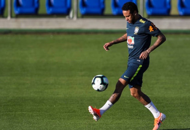 Bị xâu kim, Neymar kéo ngã Weverton trong buổi tập Brazil - Bóng Đá