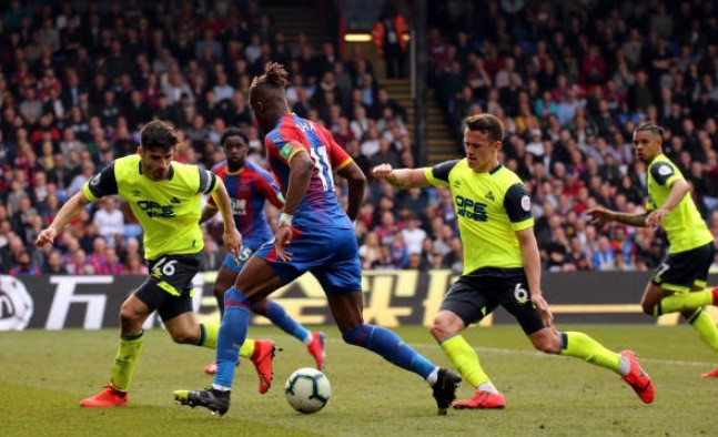 CĐV Huddersfield vỗ tay động viên khi đội nhà xuống hạng - Bóng Đá