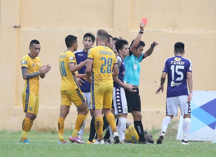 Điểm tin bóng đá Việt Nam sáng 12/05: HLV Hà Nội bào chữa cho tấm thẻ đỏ của 