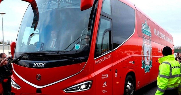 West Ham to issue lifetime bans to fans guilty of vandalising Liverpool team bus in January - Bóng Đá