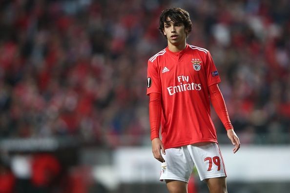 Joao Felix chơi bóng ở bãi biển - Bóng Đá