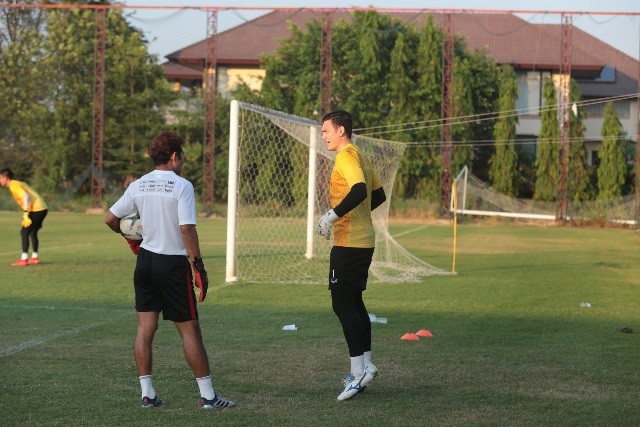 HLV thủ môn Muangthong nói điều thật lòng về suất bắt chính của Văn Lâm - Bóng Đá