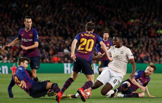 Neville ném đá Pogba - Bóng Đá