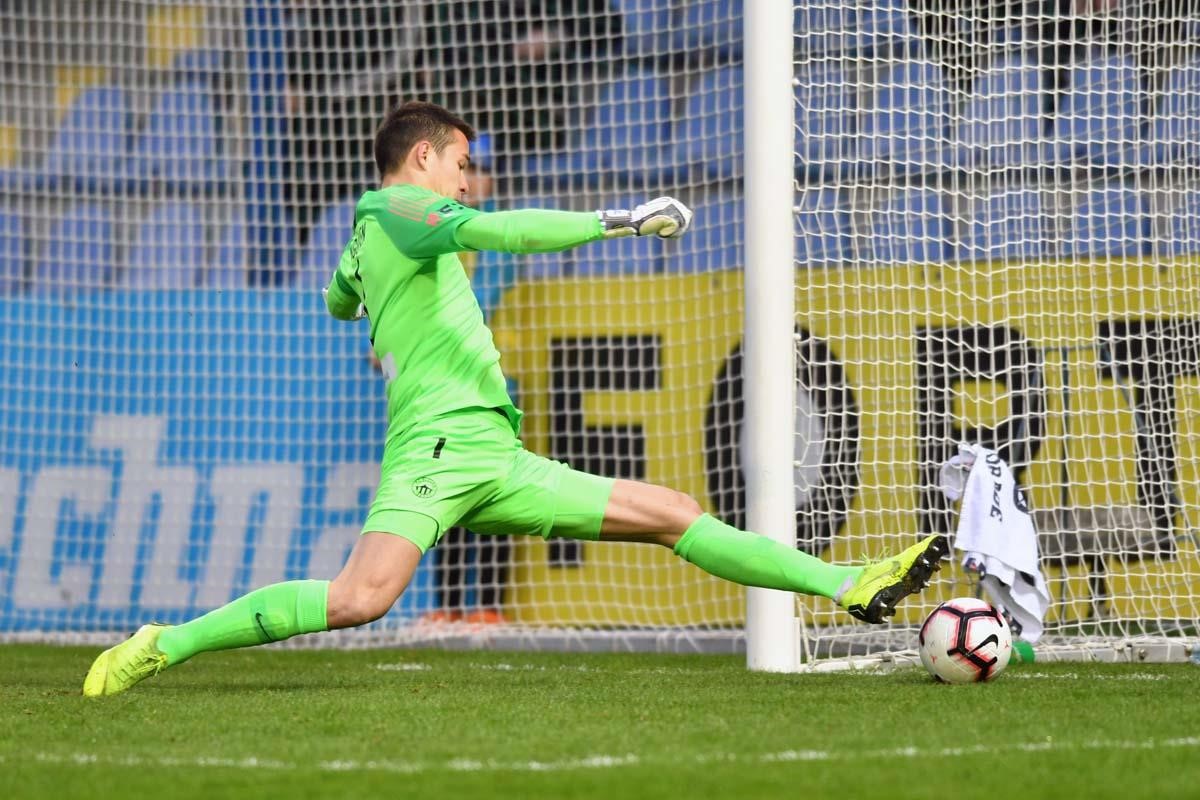 ĐT Việt Nam có nguy cơ mất thủ môn Việt kiều vào tay CH Czech? - Bóng Đá