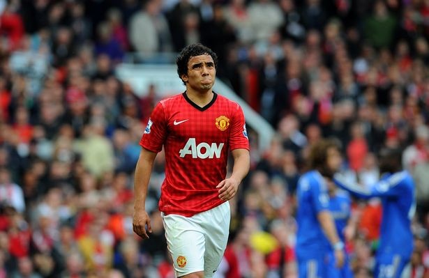 Neville trách Van Gaal bán Rafael - Bóng Đá