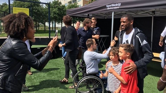 Georginio Wijnaldum opens Cruyff Court in homeland - Bóng Đá