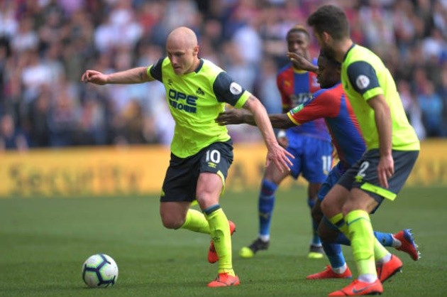 CĐV Huddersfield vỗ tay động viên khi đội nhà xuống hạng - Bóng Đá