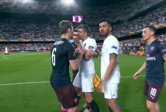 Paulista gây lộn với Maitland-Niles - Bóng Đá