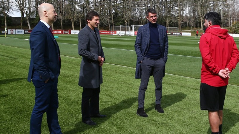 HLV AC Milan đã gửi thông điệp về tương lai đến cựu CEO Arsenal - Bóng Đá