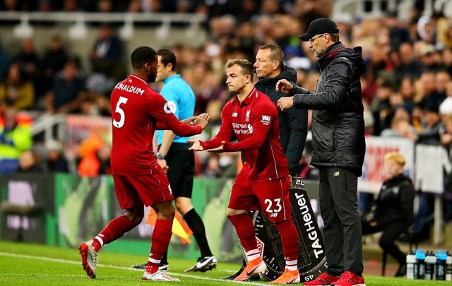 Van Dijk chỉ đạo đồng đội đá phạt góc thành bàn - Bóng Đá