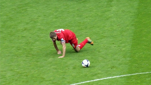 Robertson trượt ngã như Gerrard - Bóng Đá