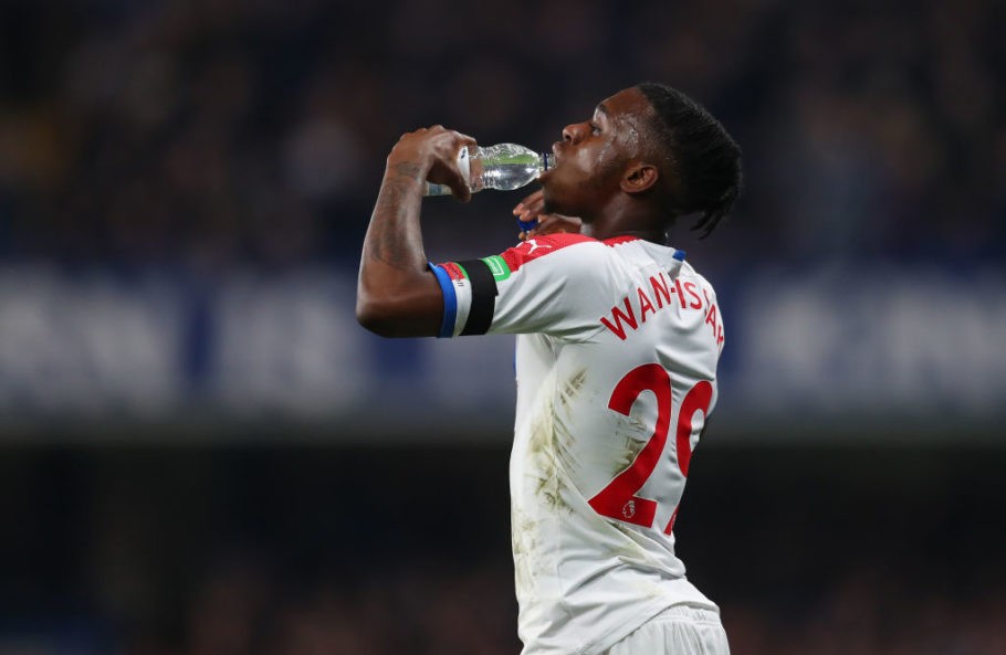 Wan-Bissaka đá vỡ tủ kính - Bóng Đá