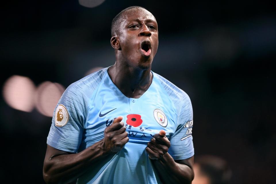 Mendy gửi món quà 'không thể tin được' cho Silva trên sóng truyền hình - Bóng Đá