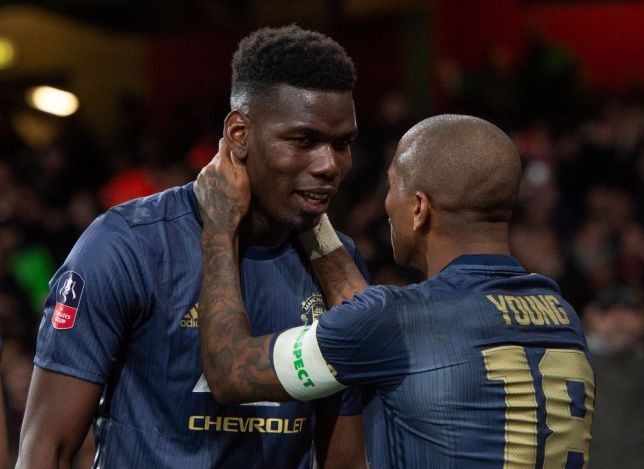 Solskjaer băng đội trưởng Ashley Young - Bóng Đá