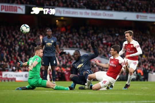 Guendouzi Iwobi cúi người để CĐV Arsenal xem đá pen - Bóng Đá