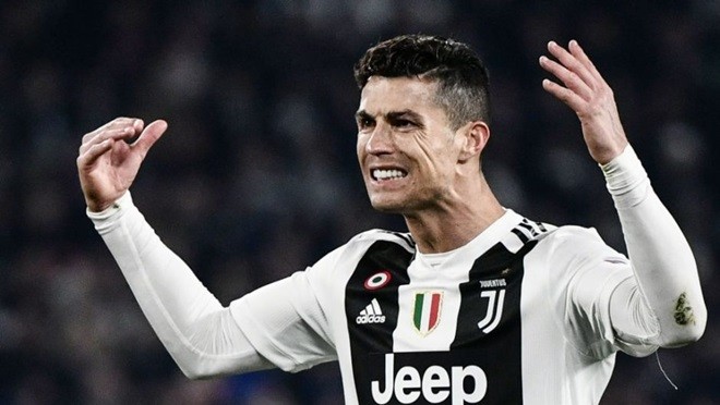 Ronaldo tạo dáng bên siêu xe McLaren (The Sun) - Bóng Đá