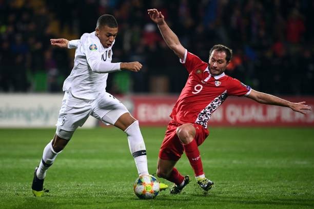 CĐV quá khích vào sân, Mbappe có hành động 'không tưởng' - Bóng Đá