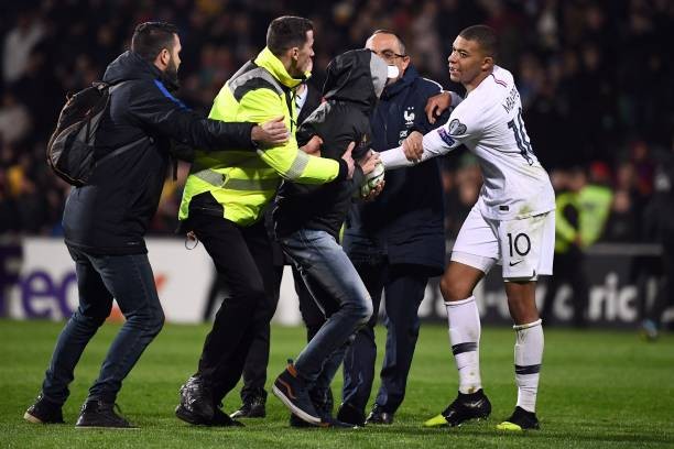 CĐV quá khích vào sân, Mbappe có hành động 'không tưởng' - Bóng Đá