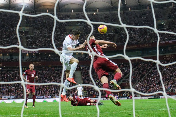 Piatek gọi Lewandowski trả lời, Ba Lan vững vàng trên đỉnh - Bóng Đá