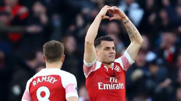 Guendouzi Iwobi cúi người để CĐV Arsenal xem đá pen - Bóng Đá