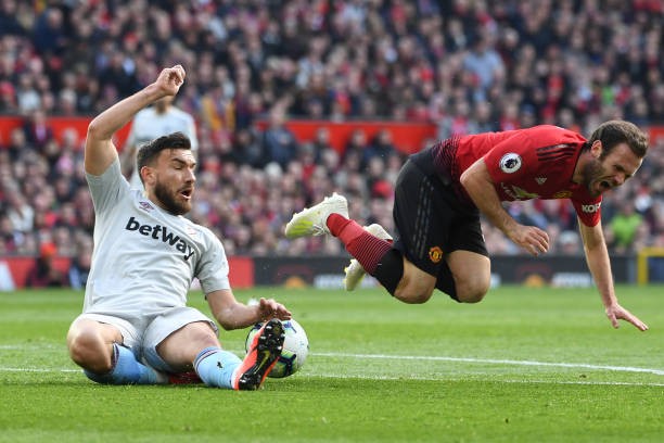 Declan Rice khiến Phil Jones đổ máu - Bóng Đá