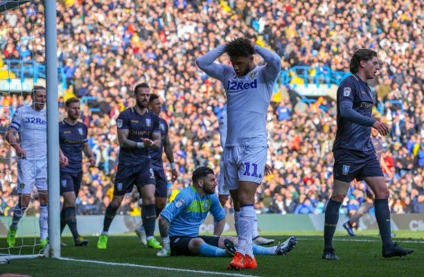 Bị đồng đội ôm hôn, sao Championship phản ứng khó tin - Bóng Đá