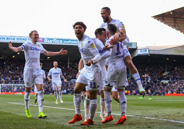 Bị đồng đội ôm hôn, sao Championship phản ứng khó tin - Bóng Đá