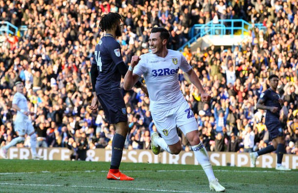 Bị đồng đội ôm hôn, sao Championship phản ứng khó tin - Bóng Đá