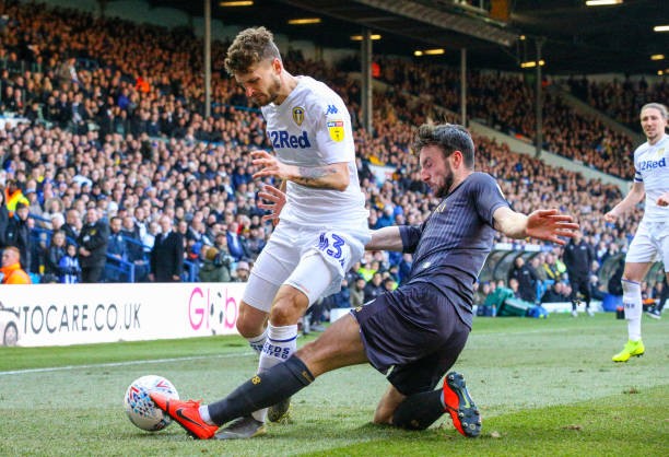 Bị đồng đội ôm hôn, sao Championship phản ứng khó tin - Bóng Đá