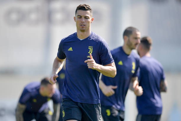 Lên máy bay, Ronaldo không quên thể hiện sự 'độc tôn' ở Juve - Bóng Đá