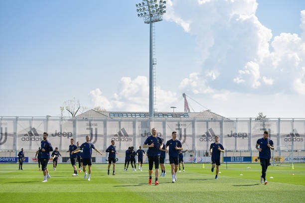 Lên máy bay, Ronaldo không quên thể hiện sự 'độc tôn' ở Juve - Bóng Đá