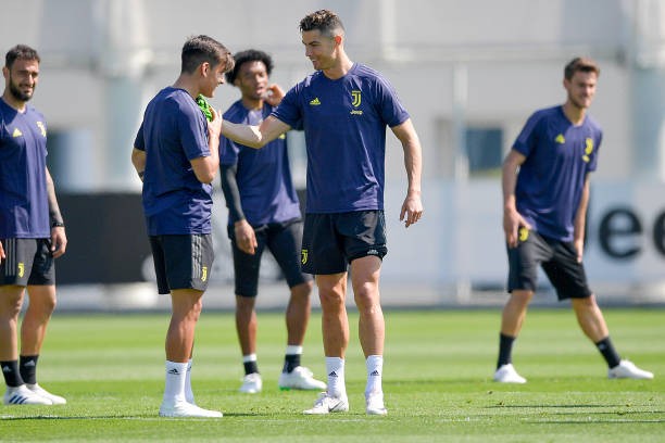 Lên máy bay, Ronaldo không quên thể hiện sự 'độc tôn' ở Juve - Bóng Đá
