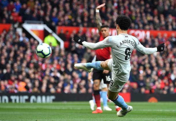 Declan Rice khiến Phil Jones đổ máu - Bóng Đá