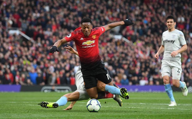Declan Rice khiến Phil Jones đổ máu - Bóng Đá